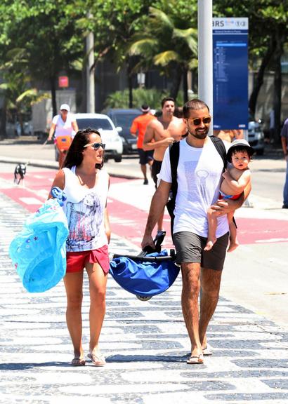 Ricardo Pereira e Francisca Pinto brincam com Vicente na praia