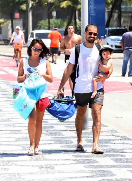 Ricardo Pereira e Francisca Pinto brincam com Vicente na praia