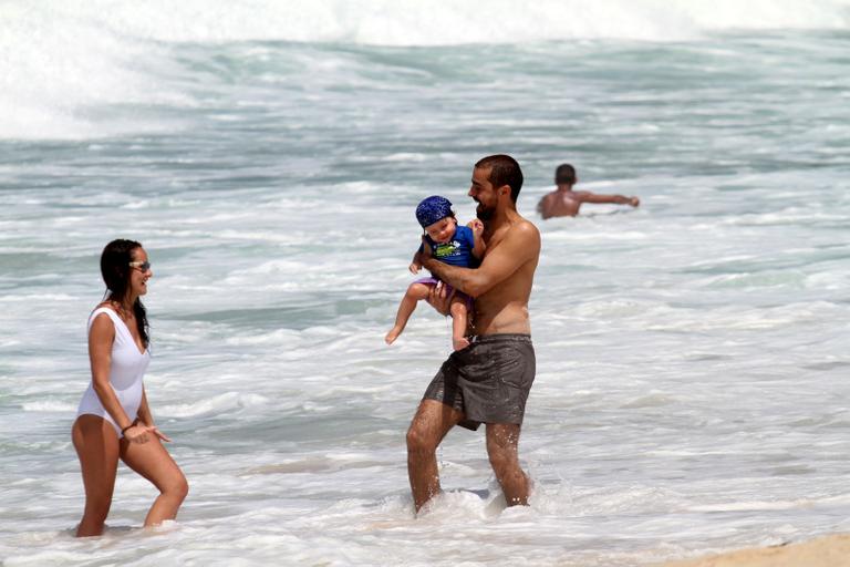 Ricardo Pereira e Francisca Pinto brincam com Vicente na praia