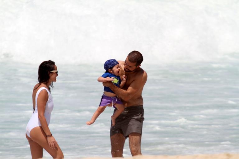 Ricardo Pereira e Francisca Pinto brincam com Vicente na praia