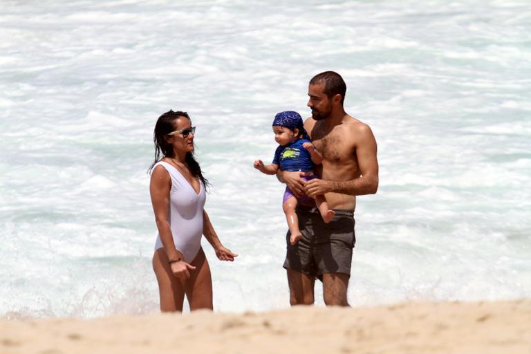 Ricardo Pereira e Francisca Pinto brincam com Vicente na praia