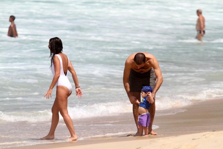 Ricardo Pereira e Francisca Pinto brincam com Vicente na praia