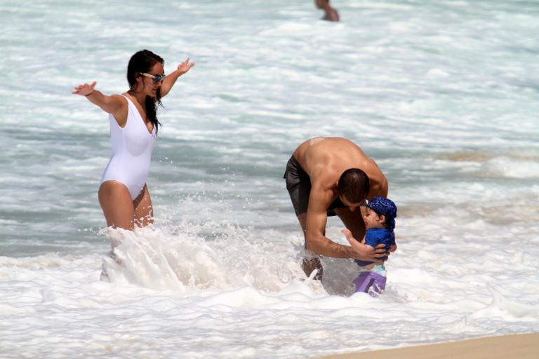 Ricardo Pereira e Francisca Pinto brincam com Vicente na praia