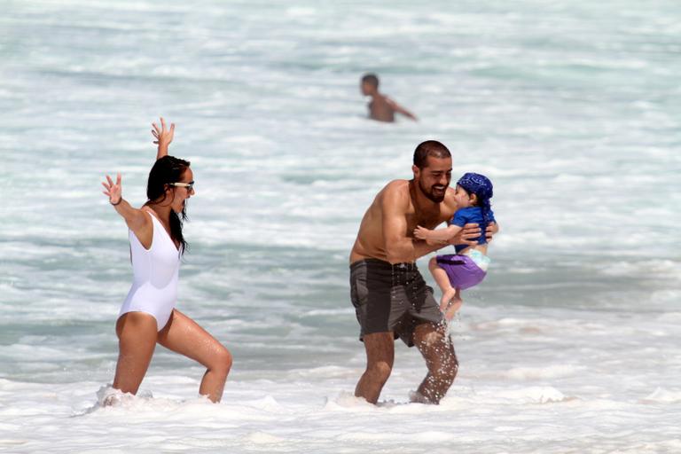 Ricardo Pereira e Francisca Pinto brincam com Vicente na praia