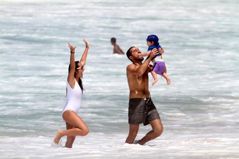 Ricardo Pereira e Francisca Pinto brincam com Vicente na praia