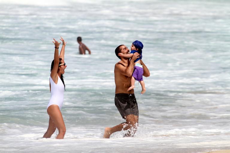 Ricardo Pereira e Francisca Pinto brincam com Vicente na praia