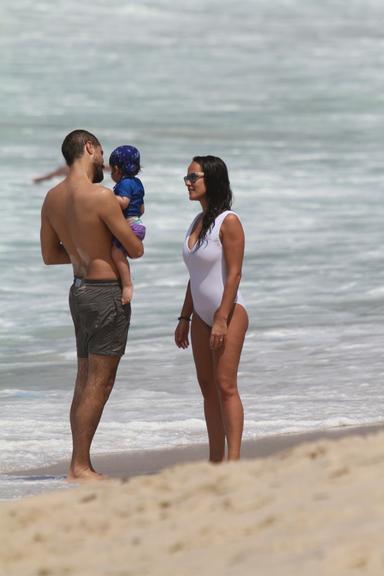 Ricardo Pereira e Francisca Pinto brincam com Vicente na praia