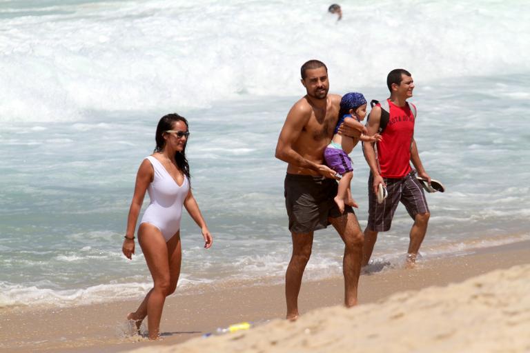 Ricardo Pereira e Francisca Pinto brincam com Vicente na praia