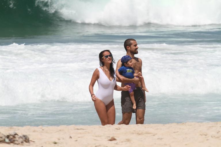 Ricardo Pereira e Francisca Pinto brincam com Vicente na praia