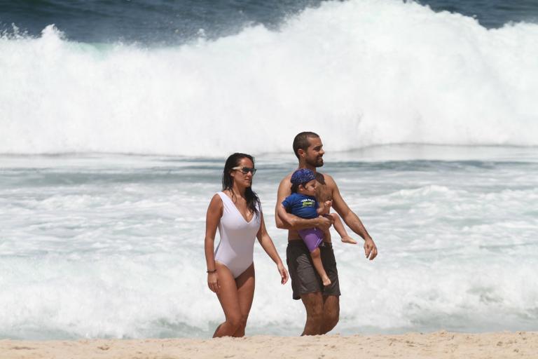 Ricardo Pereira e Francisca Pinto brincam com Vicente na praia