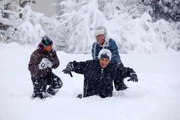 Barack Obama brinca na neve com as filhas