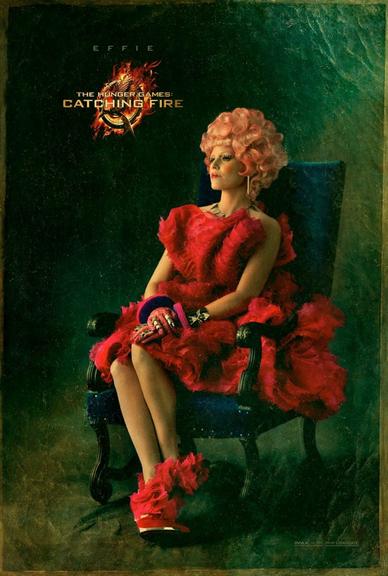 Elizabeth Banks é Effie Trinket em 'Jogos Vorazes: Em Chama'