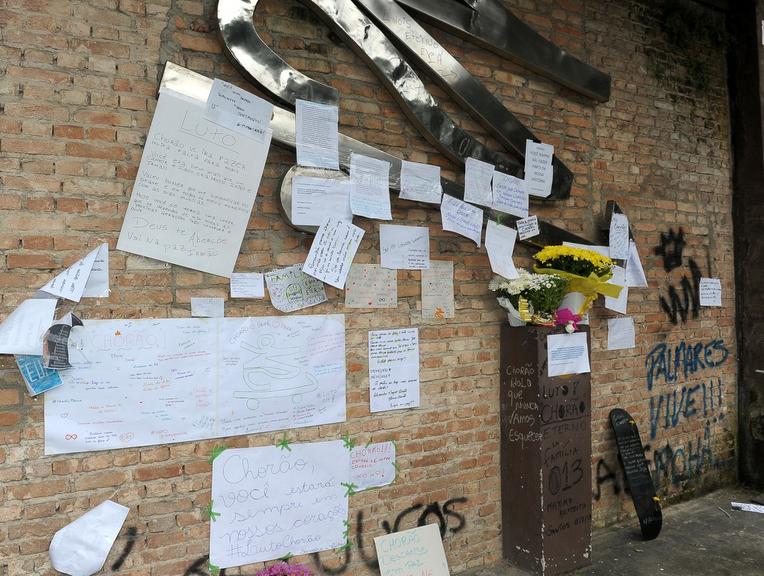 Fãs deixaram homenagens na choperia Chorão Skate Park, em Santos