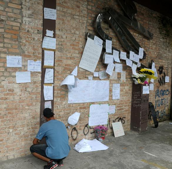 Fãs deixaram homenagens na choperia Chorão Skate Park, em Santos