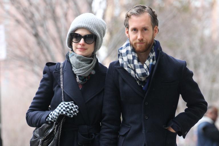 Anne Hathaway e Adam Schulman 