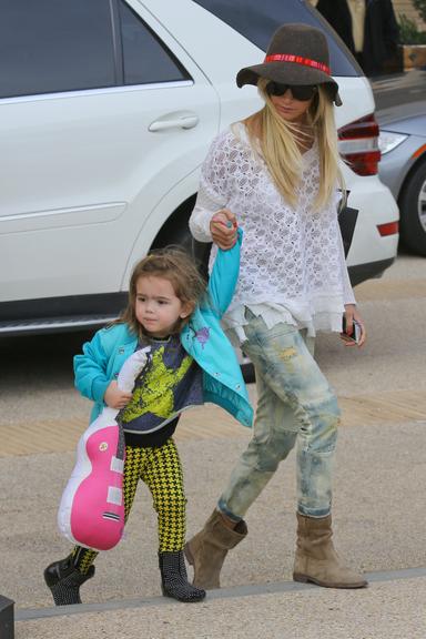 Ashley Tisdale faz compras com pequena colega por Nova York