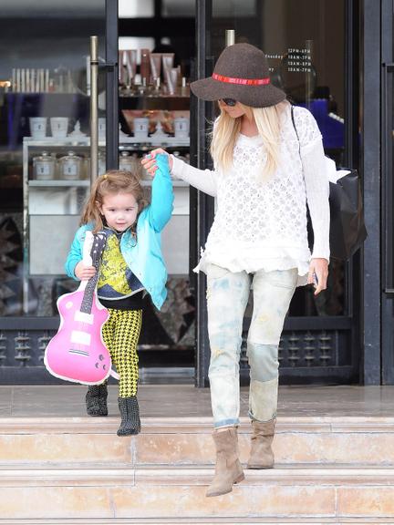 Ashley Tisdale faz compras com pequena colega por Nova York