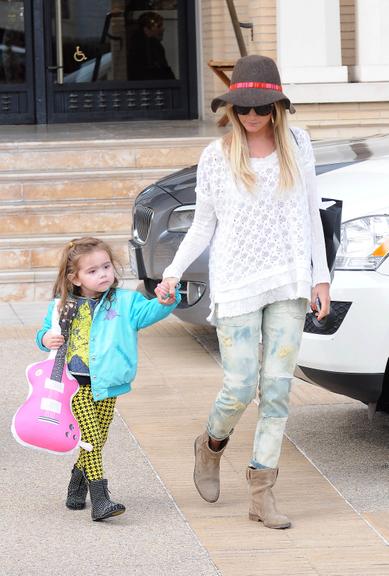 Ashley Tisdale faz compras com pequena colega por Nova York