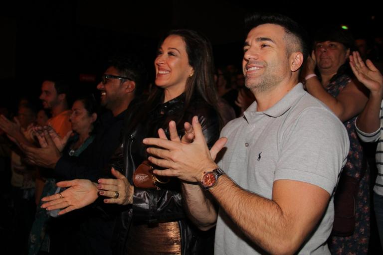 Claudia Raia assiste ao musical 'Como Vencer na Vida Sem Fazer Força' com o namorado Jarbas Homem de Mello 