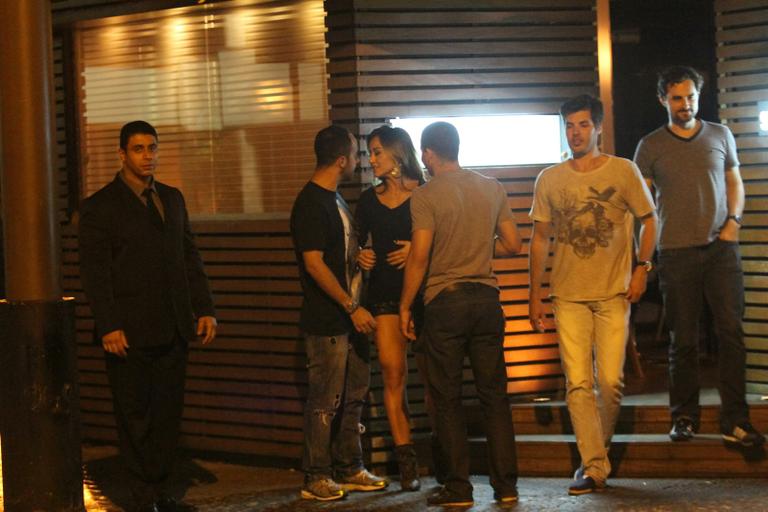 Sabrina Sato janta com amigos no Rio de Janeiro