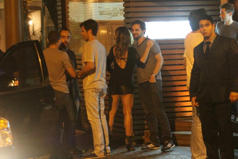 Sabrina Sato janta com amigos no Rio de Janeiro