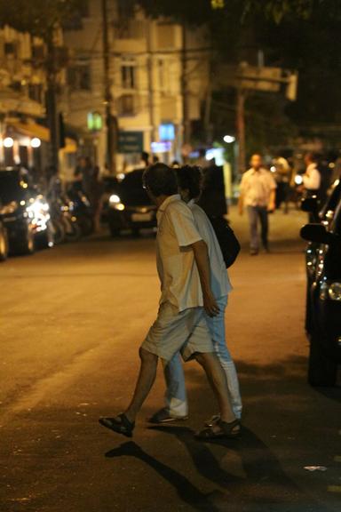 Totia Meireles curte noite carioca com marido e amigos