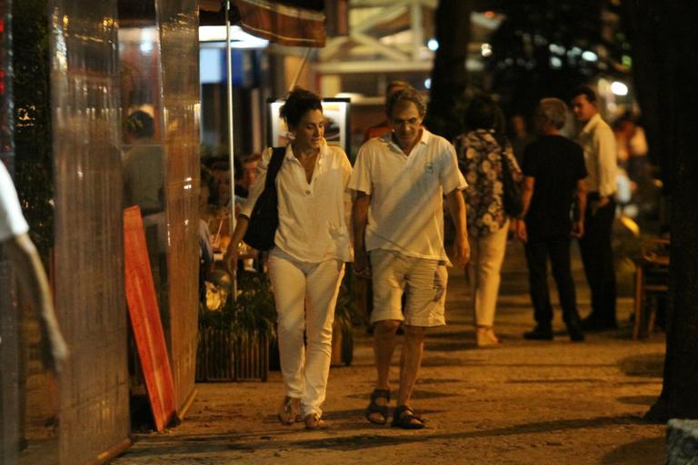 Totia Meireles curte noite carioca com marido e amigos