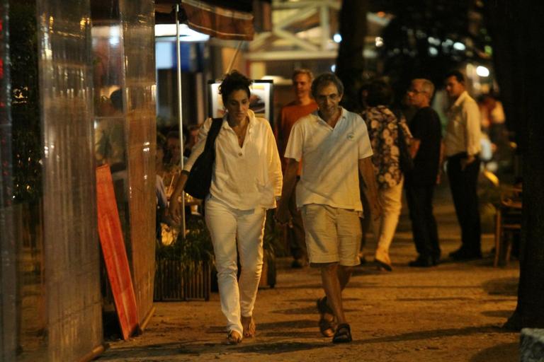 Totia Meireles curte noite carioca com marido e amigos