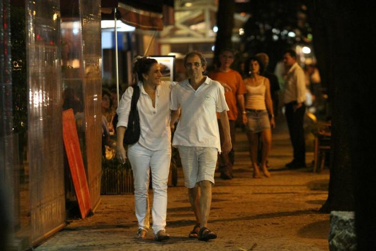 Totia Meireles curte noite carioca com marido e amigos