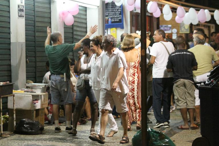 Totia Meireles curte noite carioca com marido e amigos