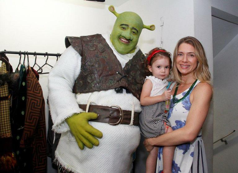 Letícia Spiller conhece os bastidores de 'Shrek - O Musical' com a filha, Stella