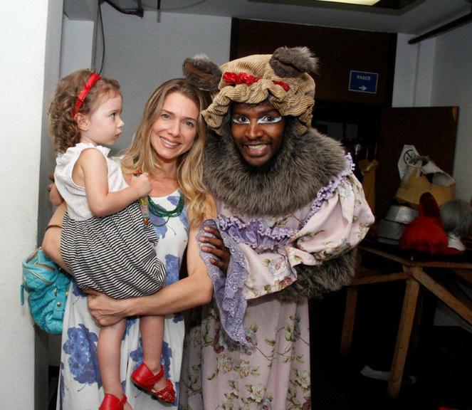 Letícia Spiller conhece os bastidores de 'Shrek - O Musical' com a filha, Stella