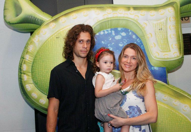 Letícia Spiller e o marido, Lucas, com a filha, Stella