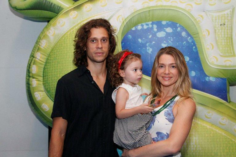 Letícia Spiller e o marido, Lucas, com a filha, Stella