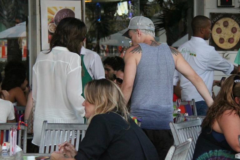 Mariana Rios e Di Ferrero curtem tarde com amigos no Rio de Janeiro