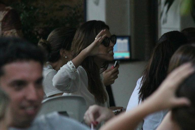 Mariana Rios e Di Ferrero curtem tarde com amigos no Rio de Janeiro