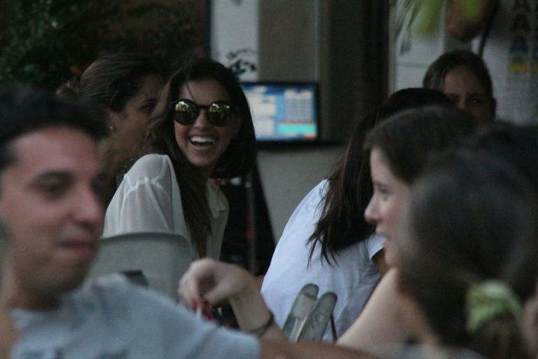 Mariana Rios e Di Ferrero curtem tarde com amigos no Rio de Janeiro