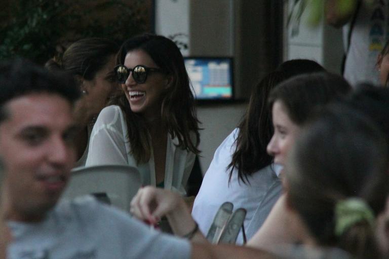 Mariana Rios e Di Ferrero curtem tarde com amigos no Rio de Janeiro