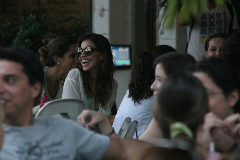 Mariana Rios e Di Ferrero curtem tarde com amigos no Rio de Janeiro