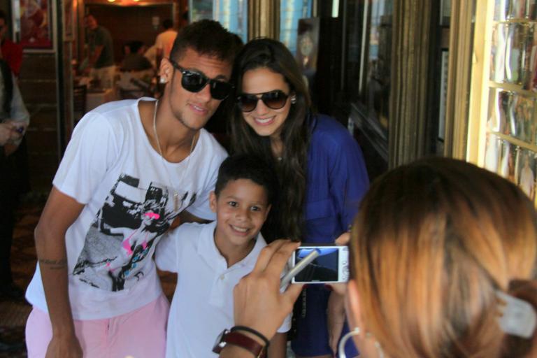 Neymar e Bruna Marquezine chamam a atenção dos fãs no Rio de janeiro