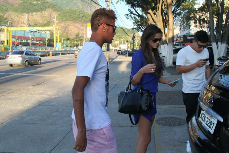 Neymar e Bruna Marquezine chamam a atenção dos fãs no Rio de janeiro