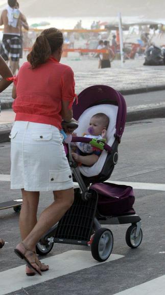 Totia Meireles passeia com a netinha Pilar, no Rio de Janeiro