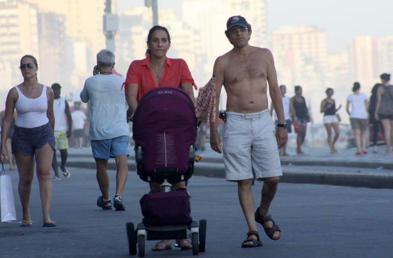 Totia Meireles passeia com a netinha Pilar, no Rio de Janeiro