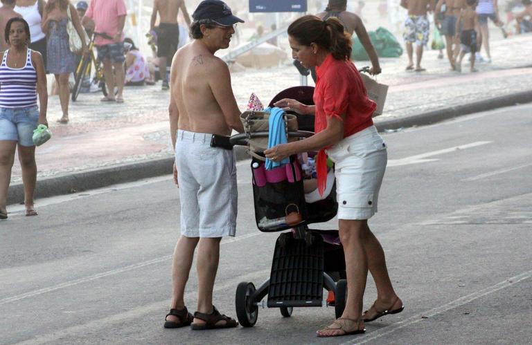 Totia Meireles passeia com a netinha Pilar, no Rio de Janeiro