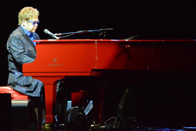 Elton John encerra turnê brasileira em Olinda