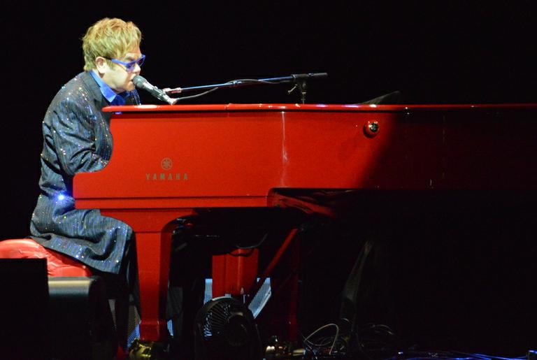 Elton John encerra turnê brasileira em Olinda