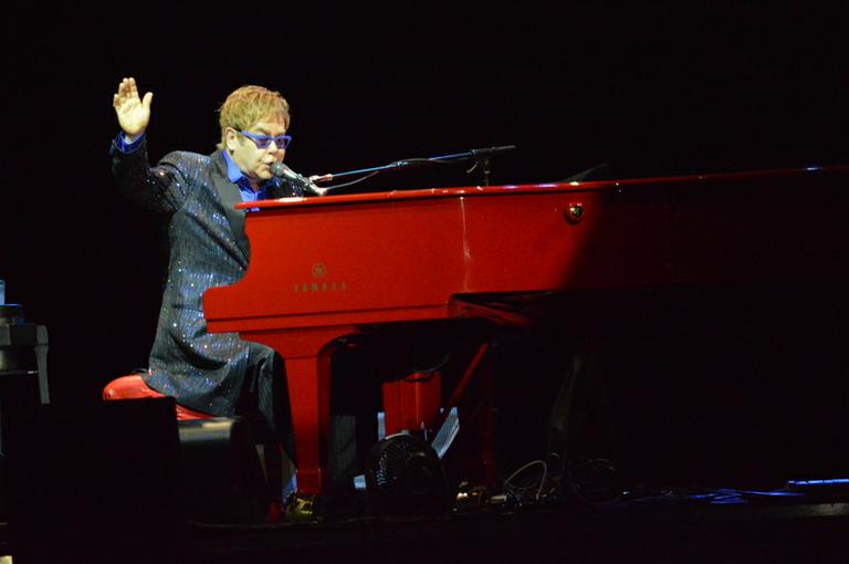 Elton John encerra turnê brasileira em Olinda