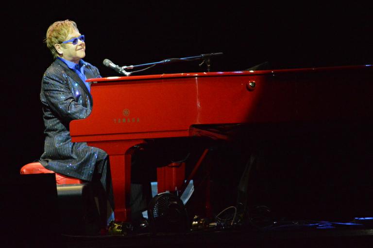 Elton John encerra turnê brasileira em Olinda