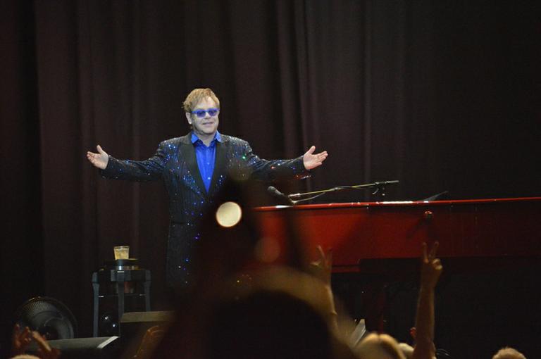 Elton John encerra turnê brasileira em Olinda