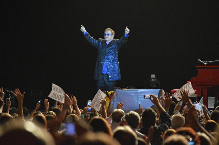 Elton John encerra turnê brasileira em Olinda